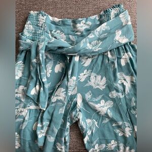 Sincerely Jules woman’s flared leg pants size M